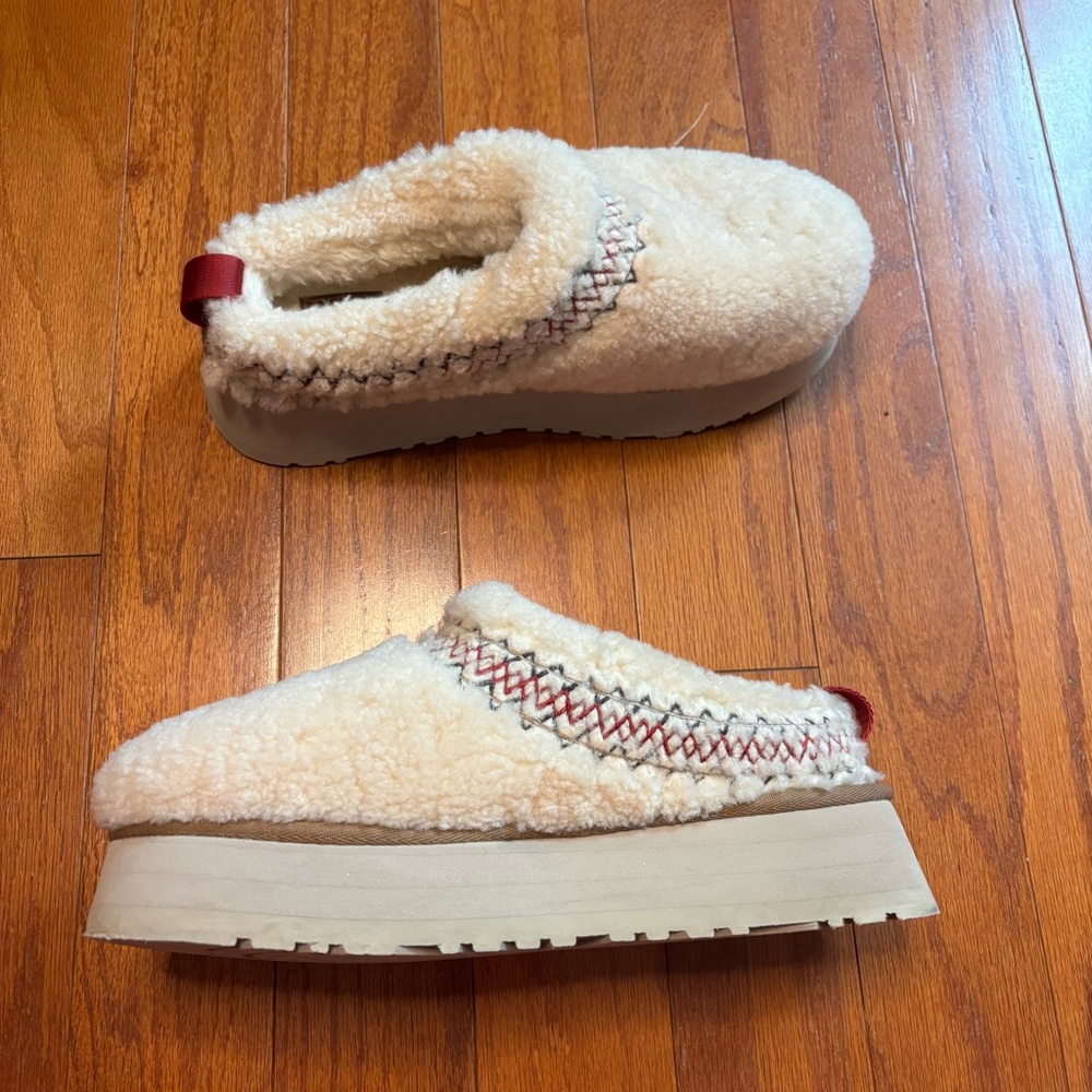 Size 8 Ugg Cream Shearling
Clogs - Picture 4 of 6